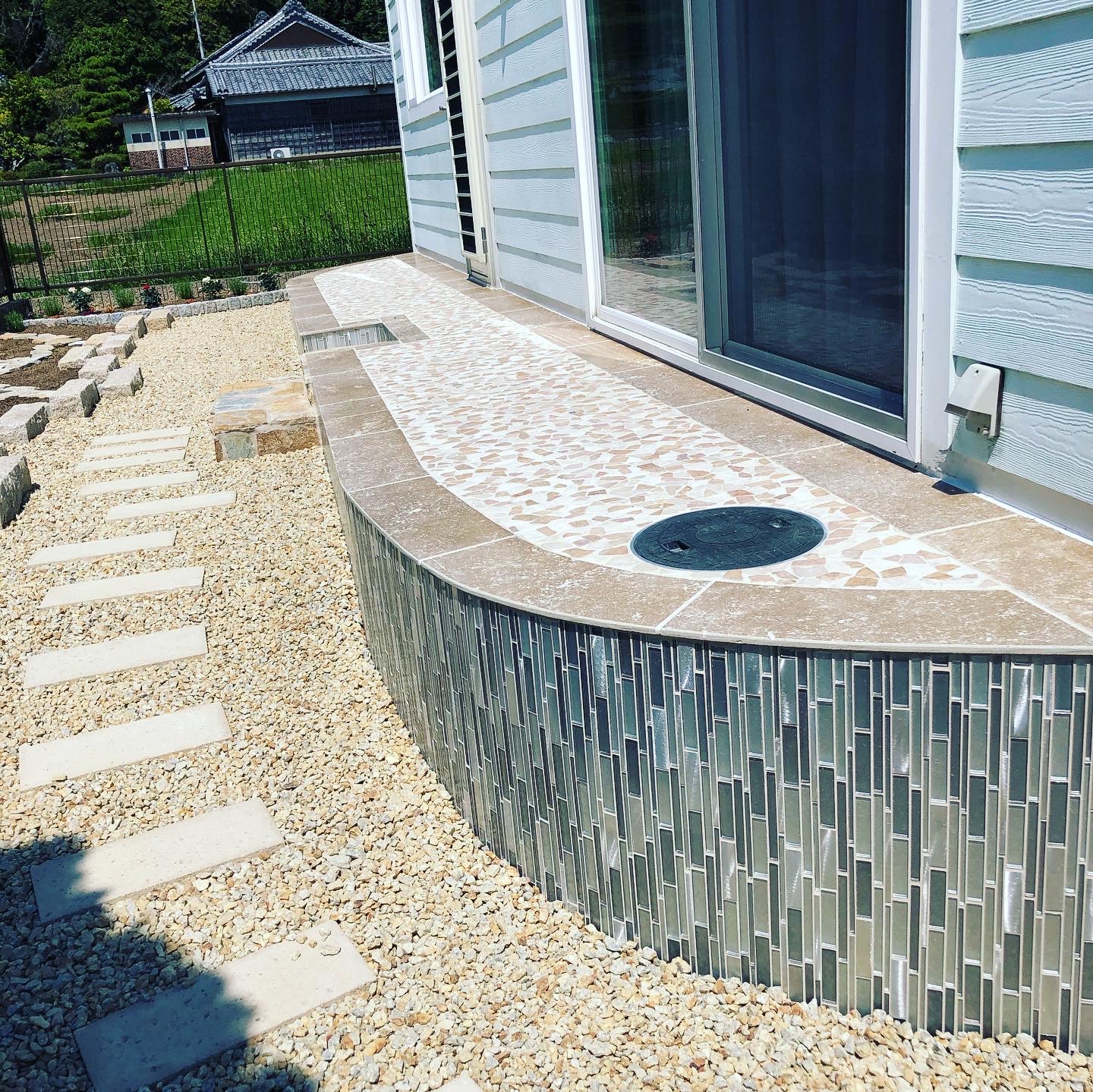 機能性とデザイン性を兼ね備えたタイルテラス