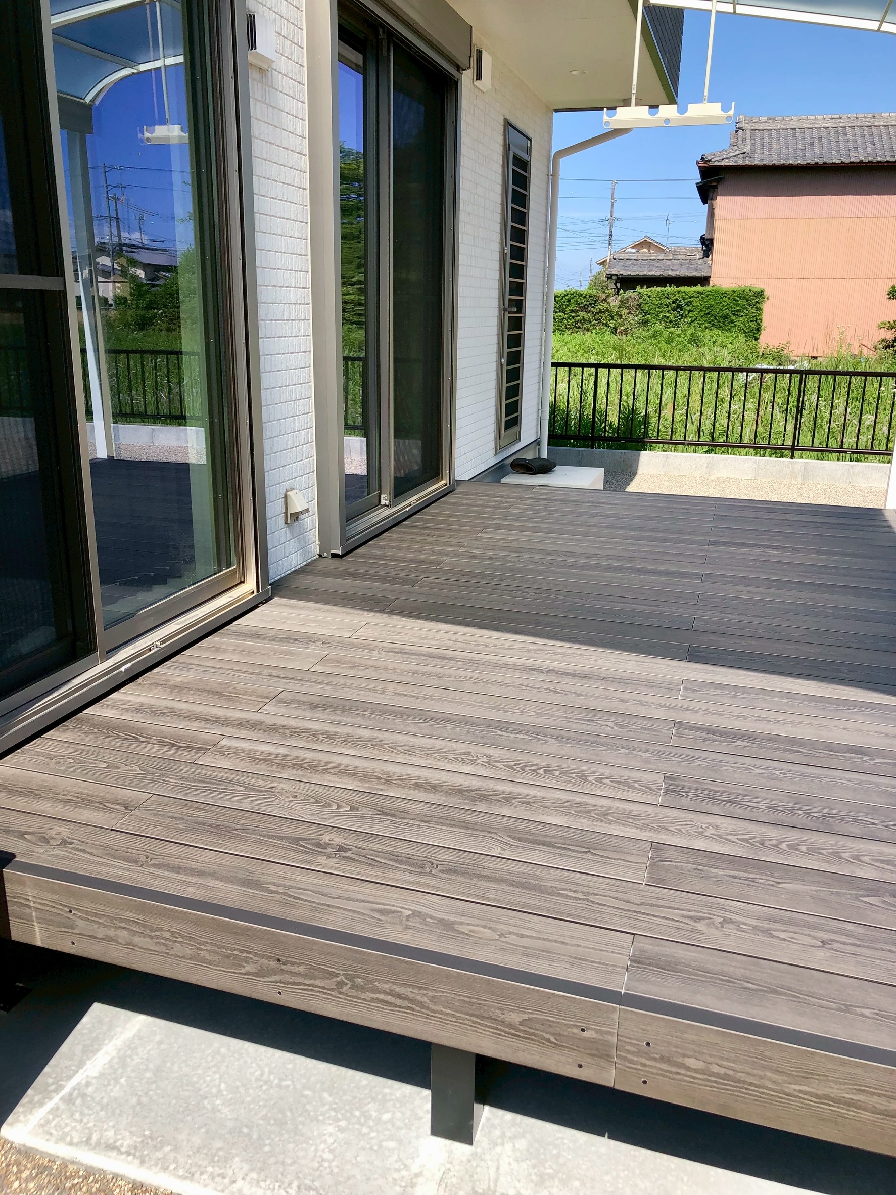 モダンなデザインでリラックスできるウッドデッキ