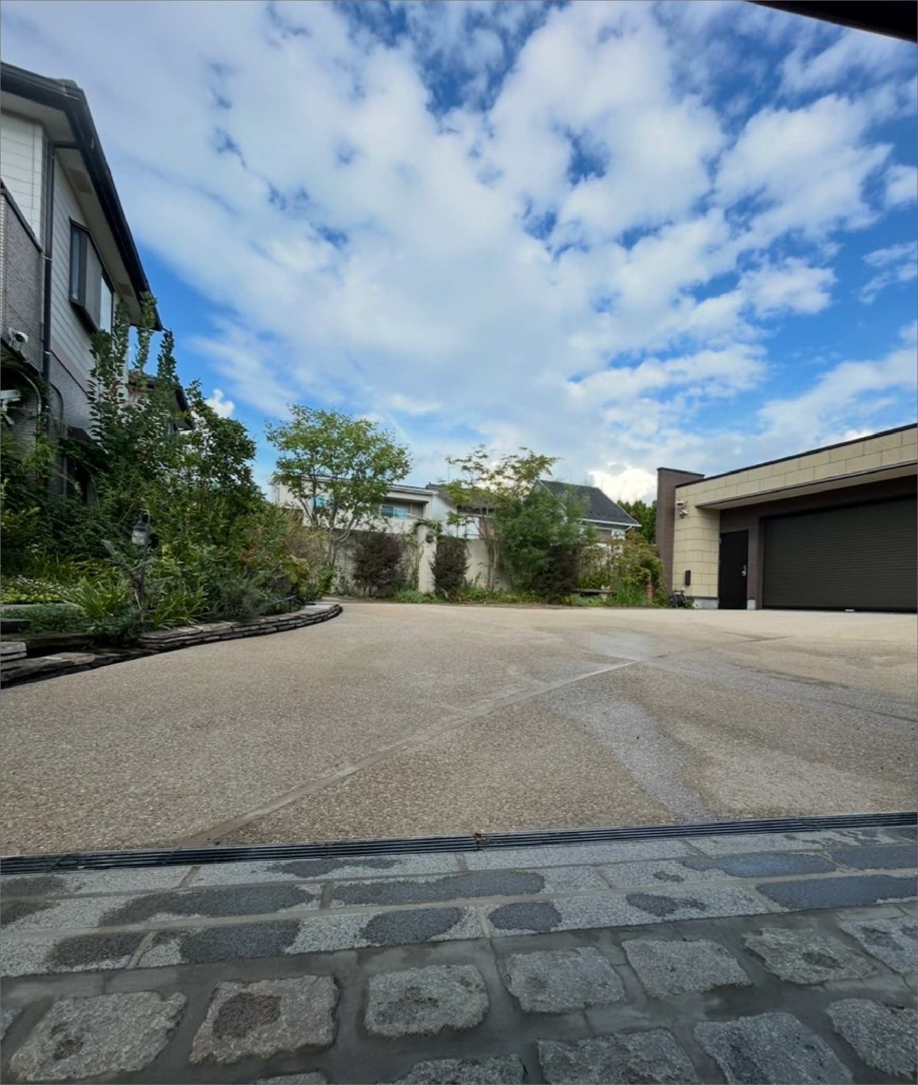 自然と調和する心地よいアプローチ