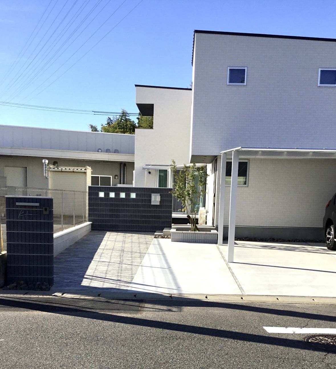 直線美とモノトーンが際立つスタイリッシュ外構