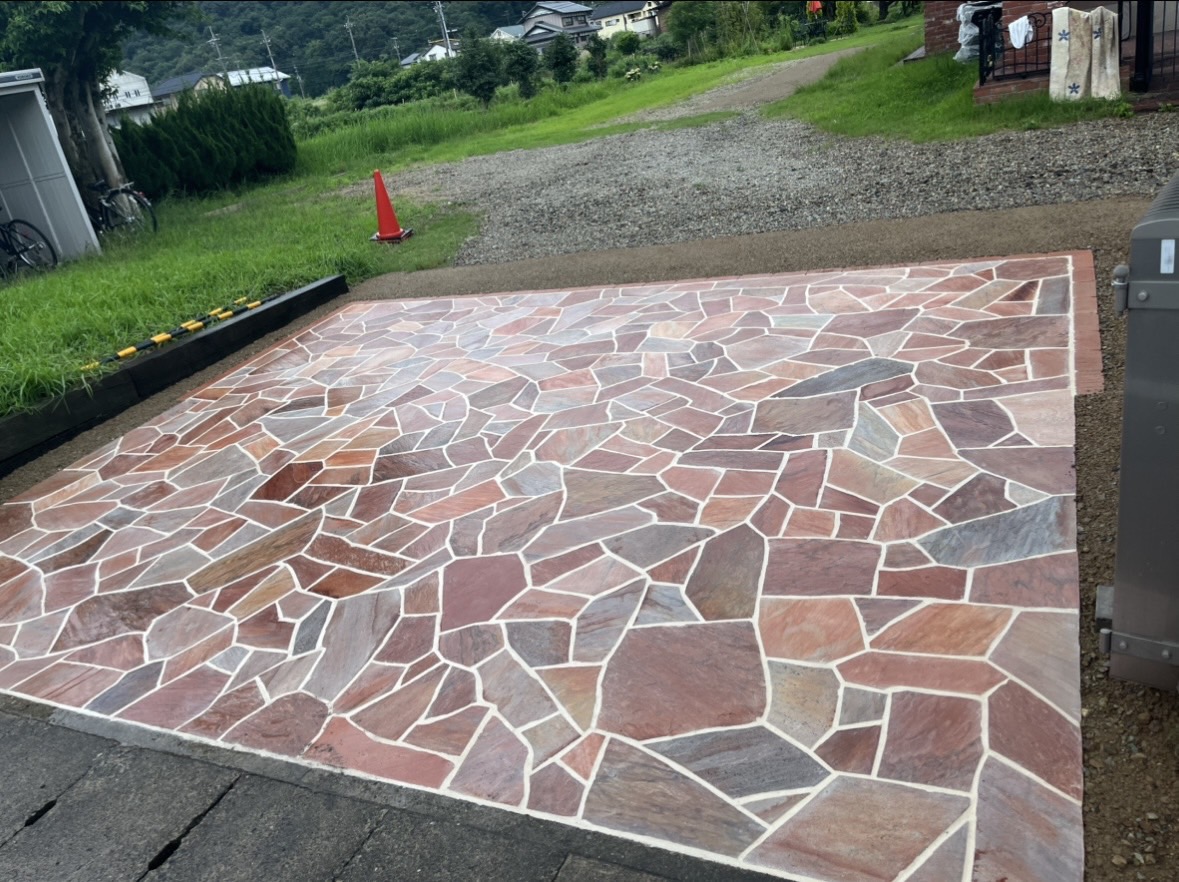 彩り豊かな乱形石貼り