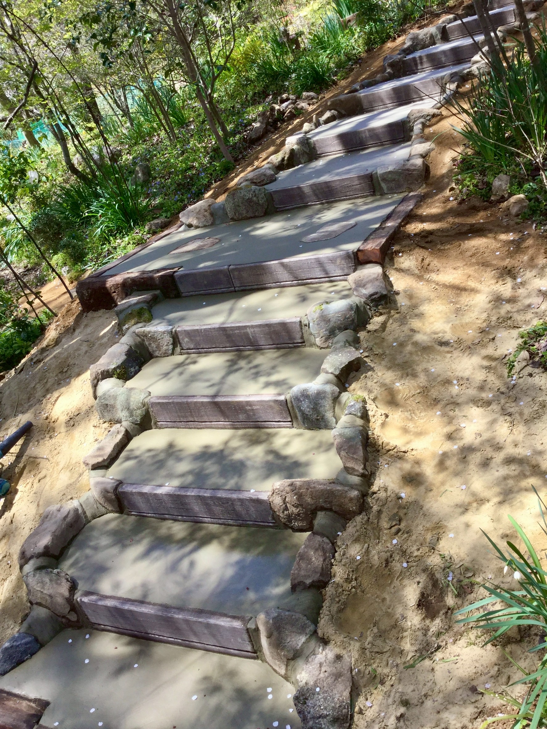 里山の風景にとけこむ、やさしい階段