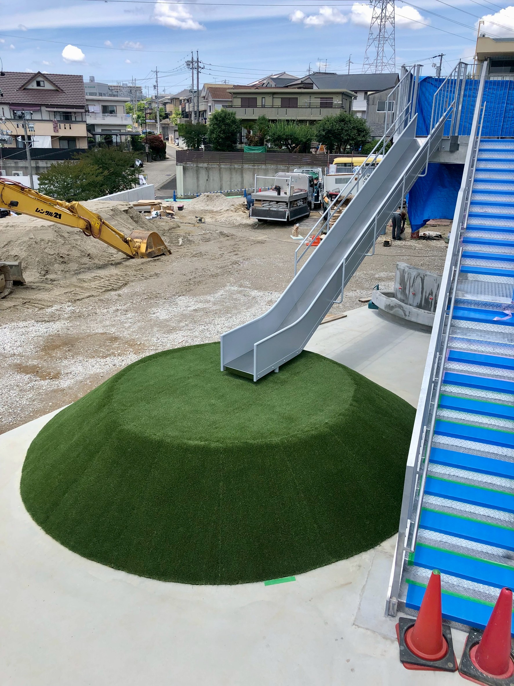 保育園 遊具エリア整備工事（築山作成・人工芝張り）